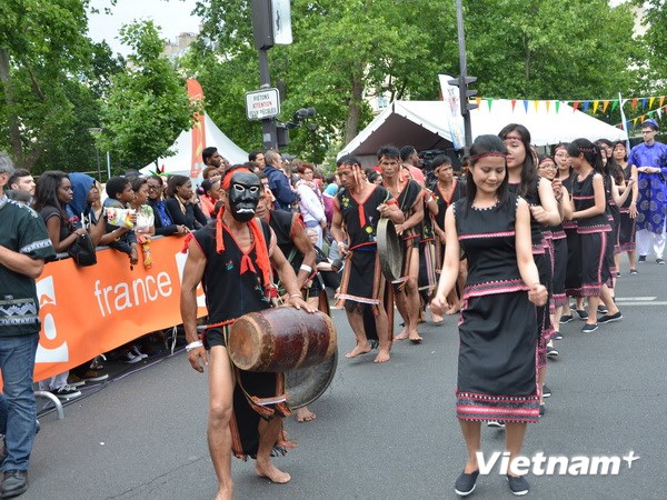 ການສະແດງສິລະປະ ຕີຄ້ອງໄຕງວຽນຢູ່ ປາຣີ-ຝະລັ່ງ